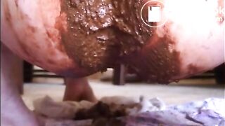 Hot amateur girl playing with her fresh shit