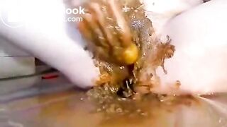 Frau fickt ihre vollgekackte Fotze mit Banane