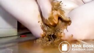 Frau fickt ihre vollgekackte Fotze mit Banane