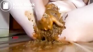 Frau fickt ihre vollgekackte Fotze mit Banane