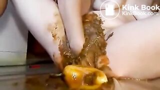 Frau fickt ihre vollgekackte Fotze mit Banane