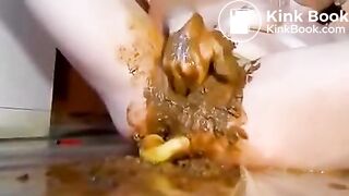 Frau fickt ihre vollgekackte Fotze mit Banane