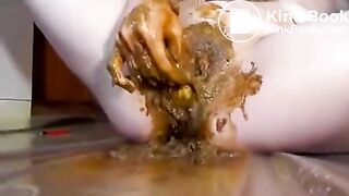 Frau fickt ihre vollgekackte Fotze mit Banane