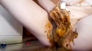 Frau fickt ihre vollgekackte Fotze mit Banane