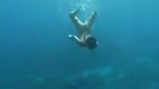 Poop and fisting under whater