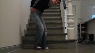 Junge Frau kackt ins Treppenhaus