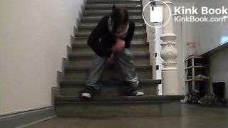 Junge Frau kackt ins Treppenhaus