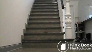 Junge Frau kackt ins Treppenhaus