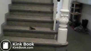 Junge Frau kackt ins Treppenhaus