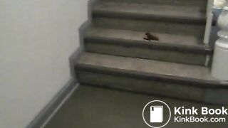 Junge Frau kackt ins Treppenhaus