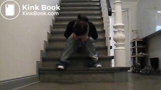 Junge Frau kackt ins Treppenhaus