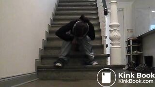 Junge Frau kackt ins Treppenhaus