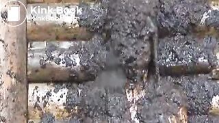 Frau wird ins Güllefass geworfen