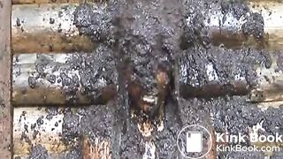 Frau wird ins Güllefass geworfen