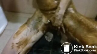 Schön mit Scheiße eingeschmiert - die kleinen Titten, die Muschi...