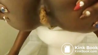 Ebony Pooping