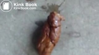 Junge Frau kackt vor Gartenhaus