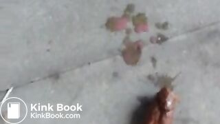 Junge Frau kackt vor Gartenhaus