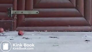 Junge Frau kackt vor Gartenhaus