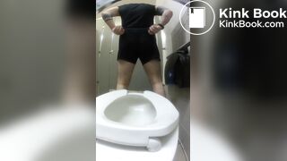 Muscle Guy Taking a Big Thick Shit