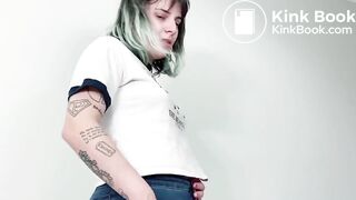 Piclkes babysitter pees herself