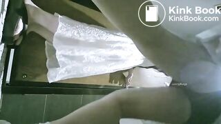 厕拍大神女厕所全景偷拍两位熟女同事肥美的小黑鲍鱼.15