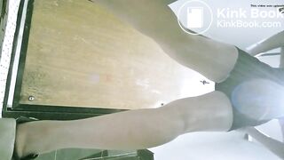 厕拍大神女厕所全景偷拍两位熟女同事肥美的小黑鲍鱼.15