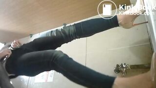 厕拍大神女厕所全景偷拍两位熟女同事肥美的小黑鲍鱼.34