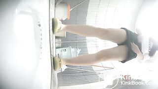 厕拍大神女厕所全景偷拍两位熟女同事肥美的小黑鲍鱼.17