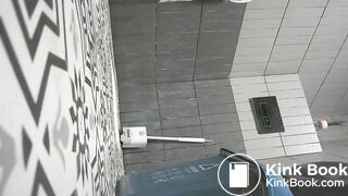 厕拍大神女厕所全景偷拍两位熟女同事肥美的小黑鲍鱼.17