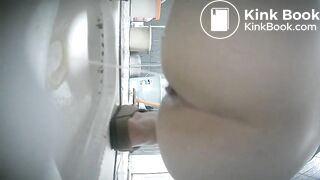 厕拍大神女厕所全景偷拍两位熟女同事肥美的小黑鲍鱼.17