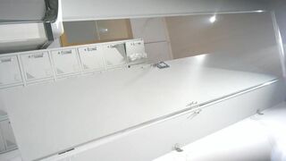 厕拍大神女厕所全景偷拍两位熟女同事肥美的小黑鲍鱼.18