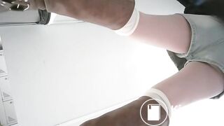 厕拍大神女厕所全景偷拍两位熟女同事肥美的小黑鲍鱼.18