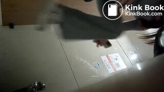厕拍大神女厕所全景偷拍两位熟女同事肥美的小黑鲍鱼.32