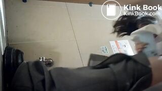 厕拍大神女厕所全景偷拍两位熟女同事肥美的小黑鲍鱼.32