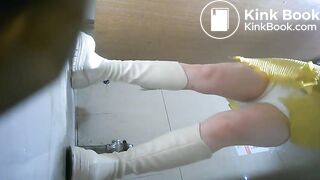 厕拍大神女厕所全景偷拍两位熟女同事肥美的小黑鲍鱼.26