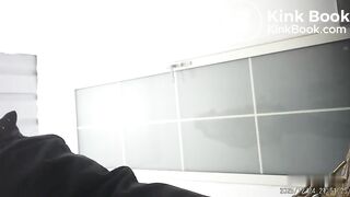 厕拍大神女厕所全景偷拍两位熟女同事肥美的小黑鲍鱼.05