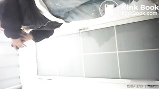 厕拍大神女厕所全景偷拍两位熟女同事肥美的小黑鲍鱼.05