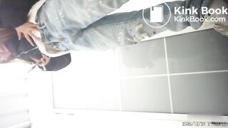 厕拍大神女厕所全景偷拍两位熟女同事肥美的小黑鲍鱼.05