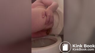 Raunchy diarrhea as she wipes her ass and pussy