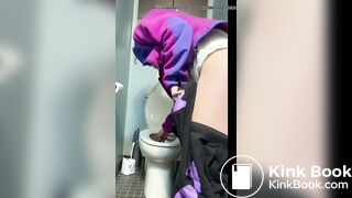 Girl pooping - video 806