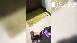 Girl pooping - video 806