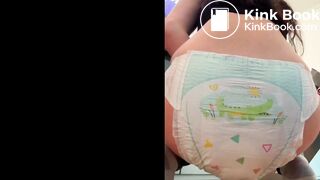Fills her Diaper under Jeans