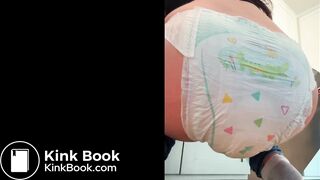 Fills her Diaper under Jeans