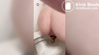 девушка какает на унитазе8