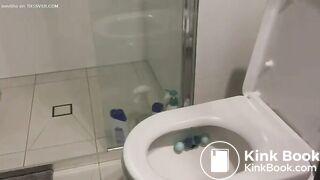girl pissing and pooping in the Toilette - video 34