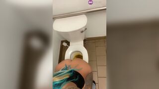 девушка какает на унитазе5