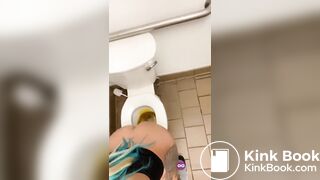 девушка какает на унитазе5