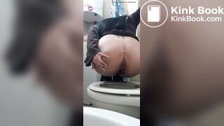 девушка какает на унитазе - video 8