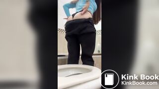 Girl pooping on toilet - video 411